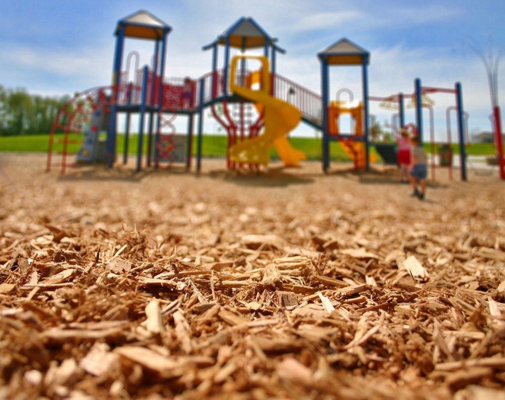Древесную щепу используют в качестве покрытия для детских площадок. 